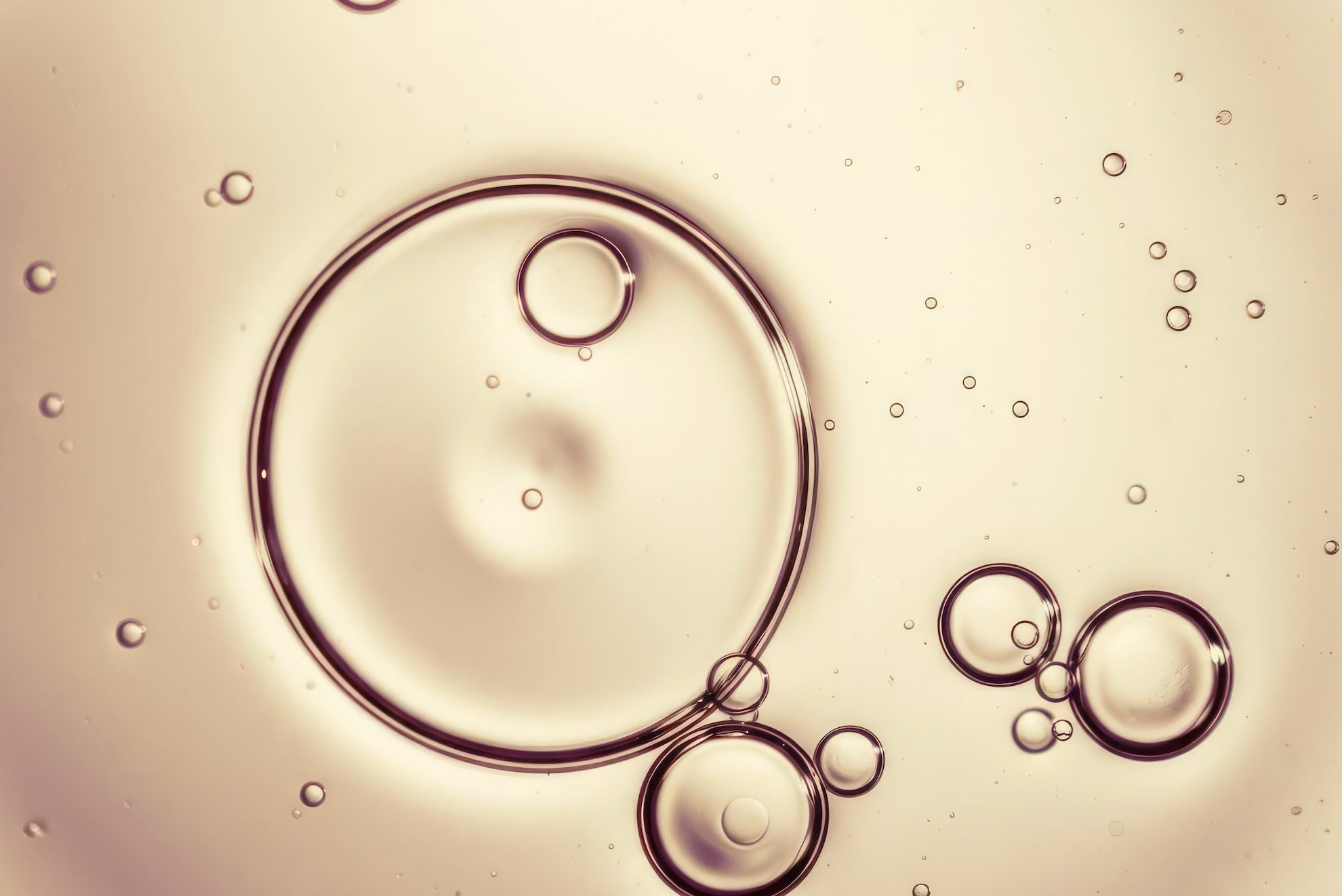 Gold bubbles in an oil-based active ingredient
